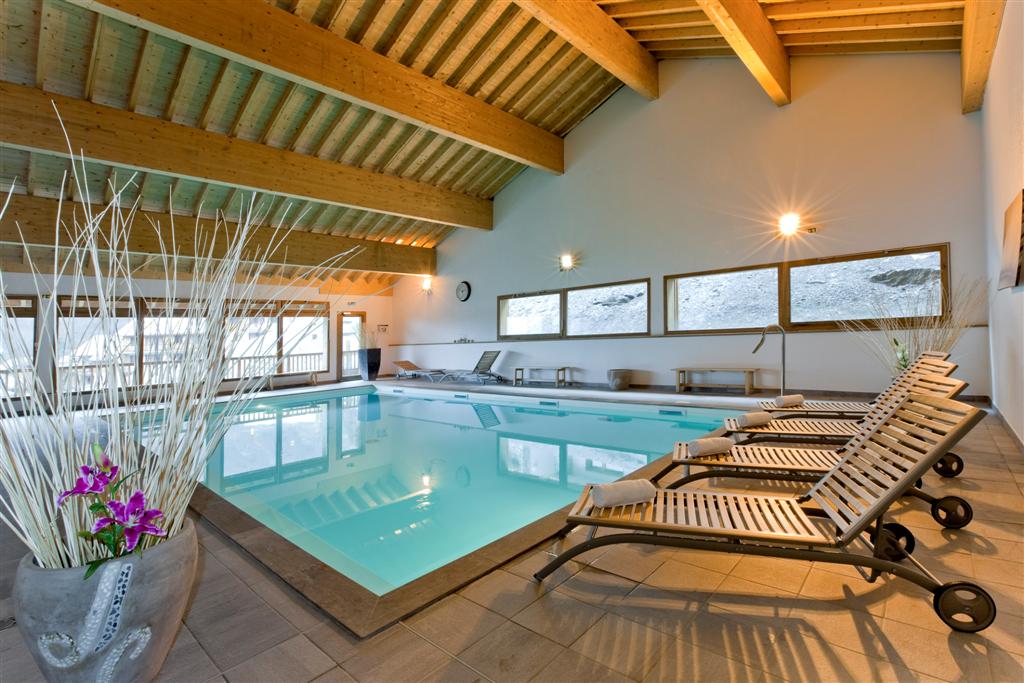 Piscine intérieure spa